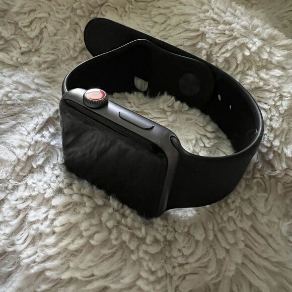 Apple Watch Series 3 - Picture 1 of 4